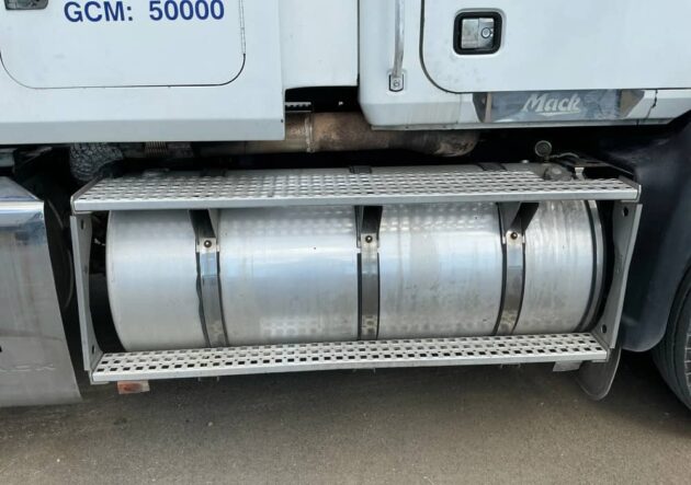 **Wrecking** 2011 Mack CMMT - Image 9