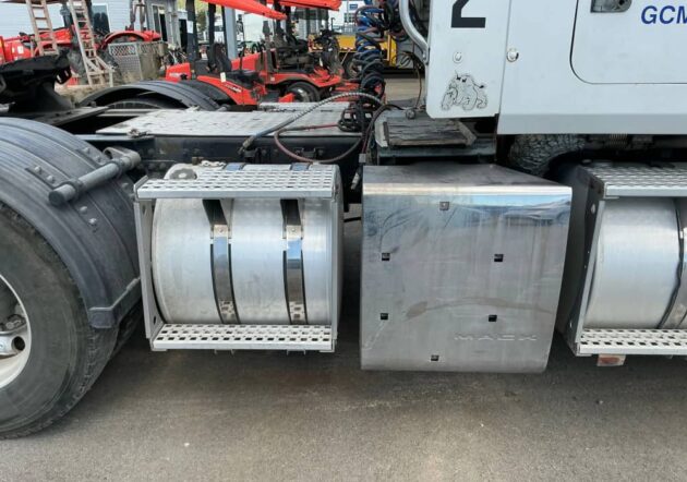**Wrecking** 2011 Mack CMMT - Image 10