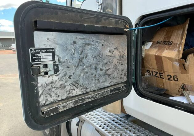 **Wrecking** 2011 Mack CMMT - Image 13
