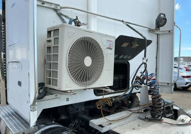 **Wrecking** 2011 Mack CMMT - Image 18