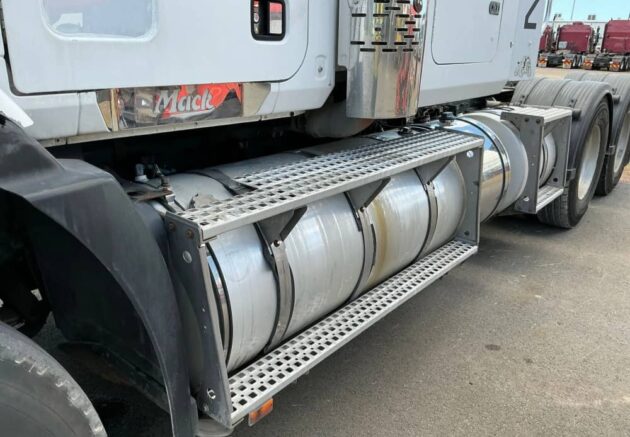 **Wrecking** 2011 Mack CMMT - Image 22