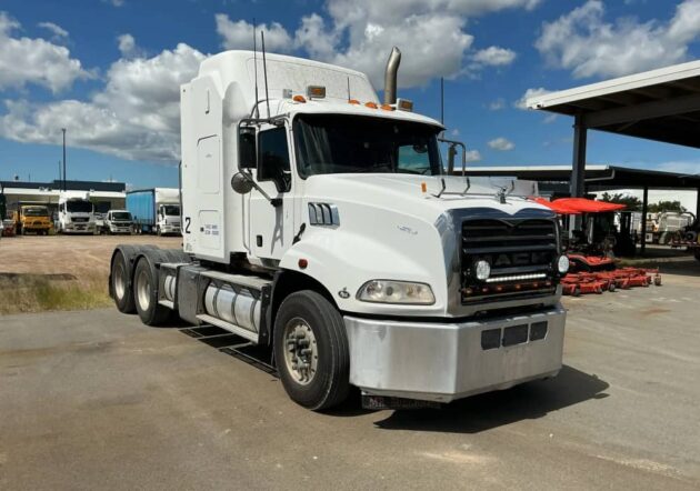 **Wrecking** 2011 Mack CMMT