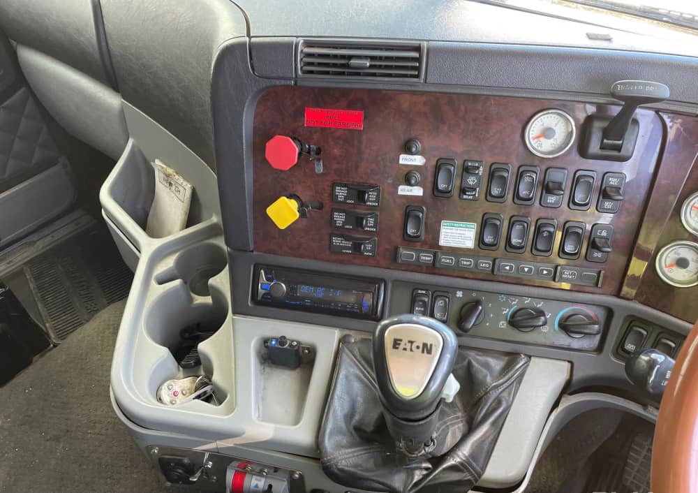 **Wrecking** 2013 Freightliner Argosy FLH - Image 11