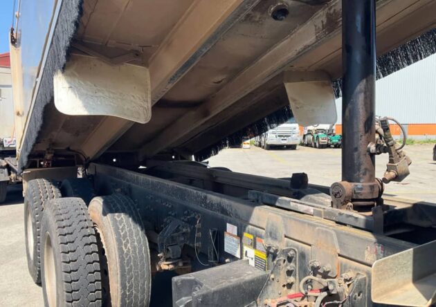 **Wrecking** 2010 Mack CMMR Granite - Image 2
