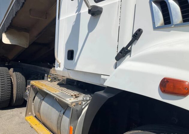 **Wrecking** 2010 Mack CMMR Granite - Image 3