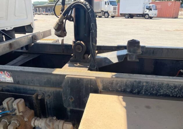 **Wrecking** 2010 Mack CMMR Granite - Image 6