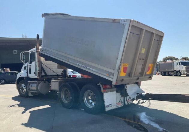 **Wrecking** 2010 Mack CMMR Granite - Image 9