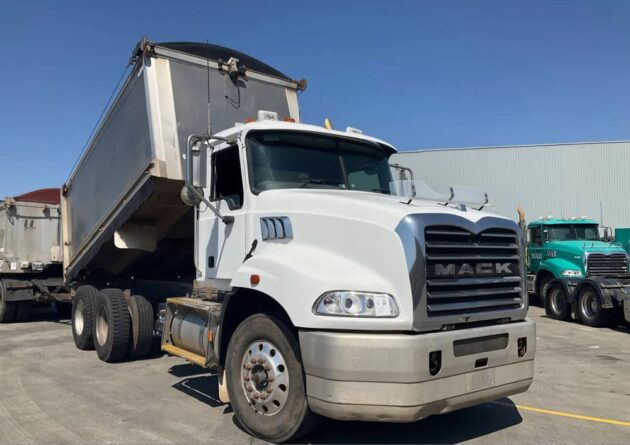 **Wrecking** 2010 Mack CMMR Granite - Image 10
