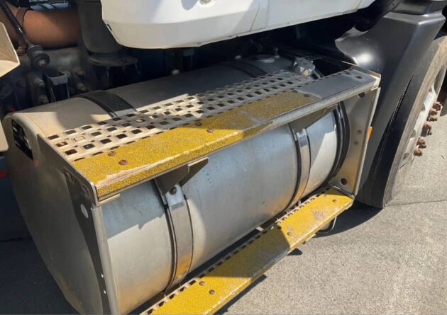 **Wrecking** 2010 Mack CMMR Granite - Image 15