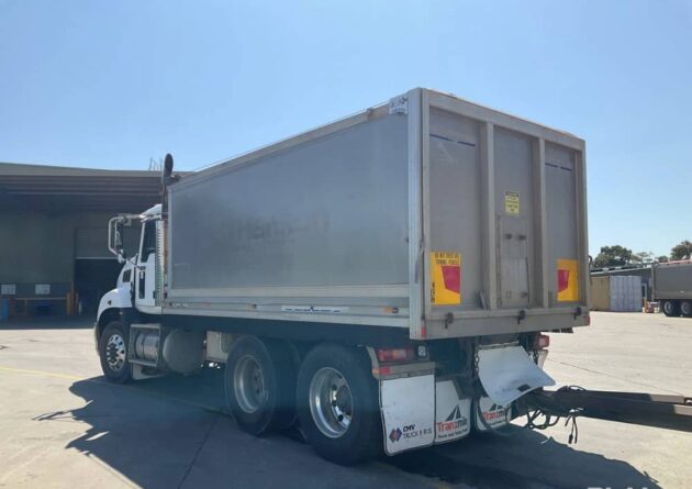 **Wrecking** 2010 Mack CMMR Granite - Image 29