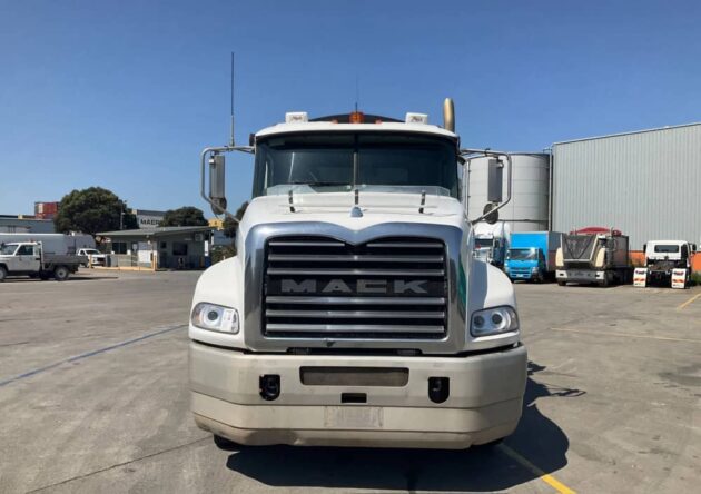 **Wrecking** 2010 Mack CMMR Granite - Image 31