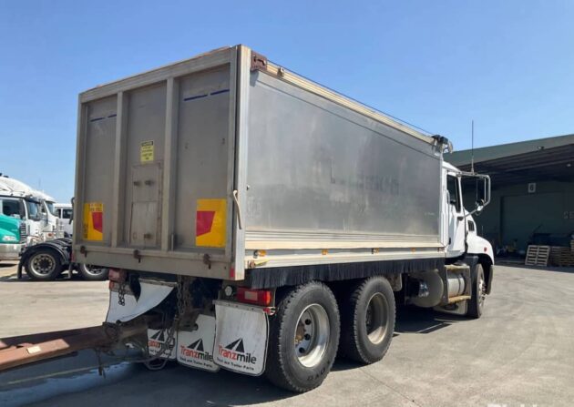 **Wrecking** 2010 Mack CMMR Granite - Image 32