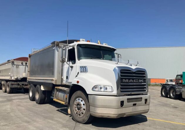 **Wrecking** 2010 Mack CMMR Granite - Image 34