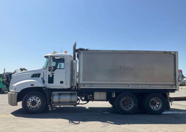 **Wrecking** 2010 Mack CMMR Granite - Image 35
