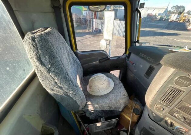 **Wrecking** 2009 Mack CSMR - Image 3