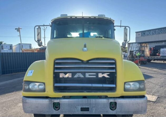**Wrecking** 2009 Mack CSMR - Image 36