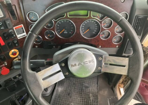 ** Wrecking** 2017 Mack Superliner CLXT - Image 8