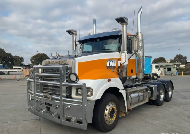 ** Wrecking** 2017 Mack Superliner CLXT