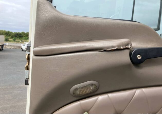 ** Wrecking** 2005 Mack Trident - Image 3