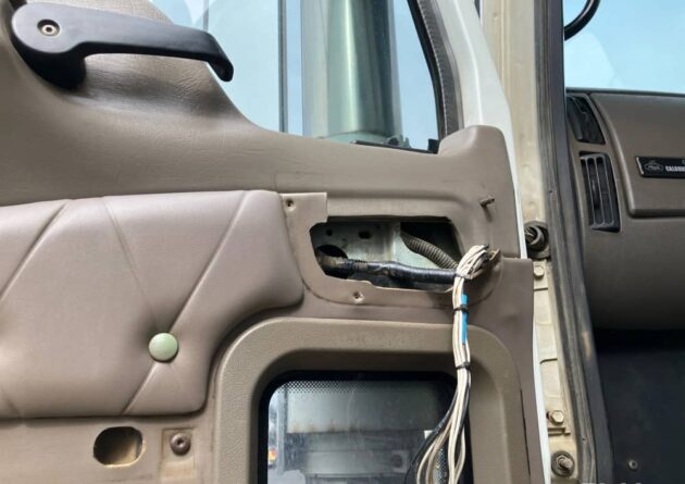 ** Wrecking** 2005 Mack Trident - Image 4