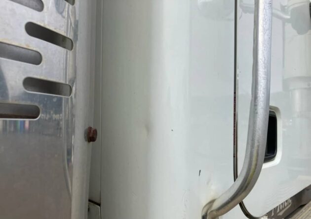 ** Wrecking** 2005 Mack Trident - Image 6