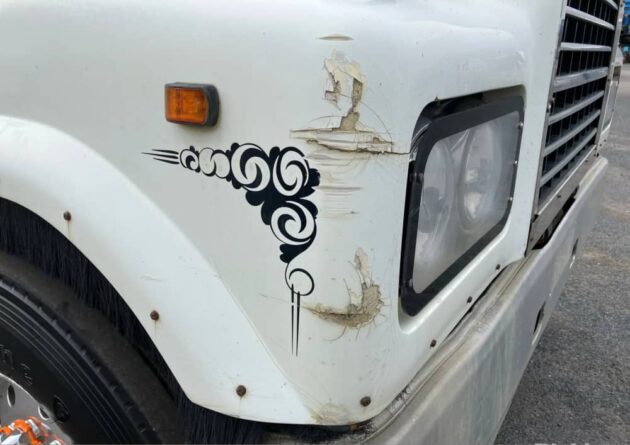 ** Wrecking** 2005 Mack Trident - Image 10