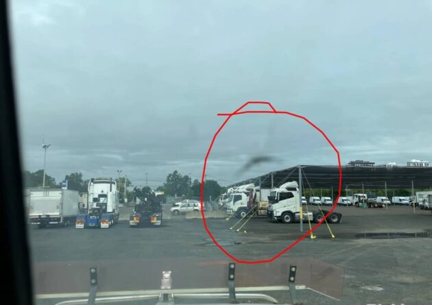 ** Wrecking** 2005 Mack Trident - Image 11