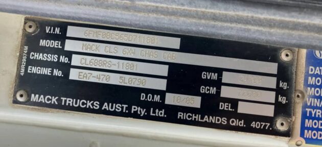 ** Wrecking** 2005 Mack Trident - Image 12