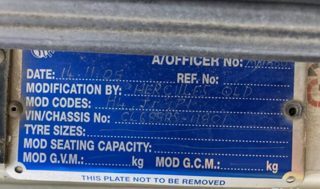 ** Wrecking** 2005 Mack Trident - Image 16