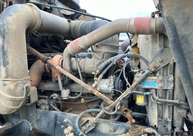 ** Wrecking** 2005 Mack Trident - Image 17
