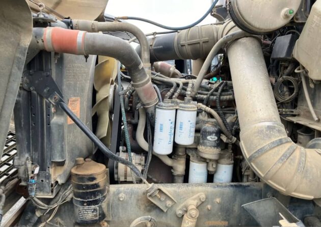 ** Wrecking** 2005 Mack Trident - Image 18