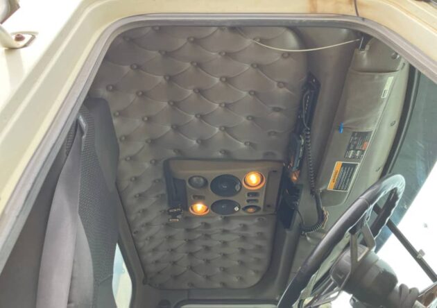 ** Wrecking** 2005 Mack Trident - Image 23