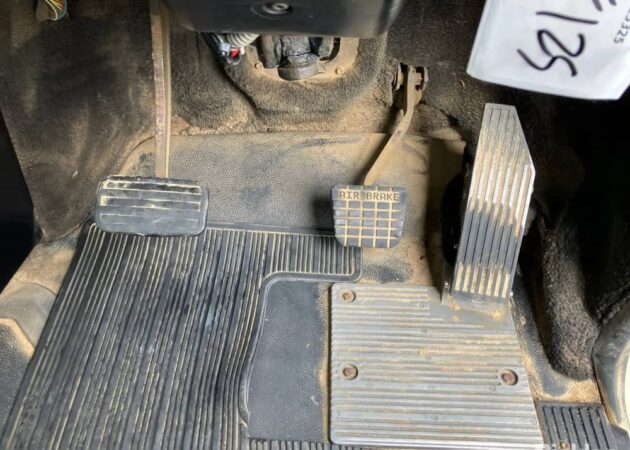 ** Wrecking** 2005 Mack Trident - Image 24