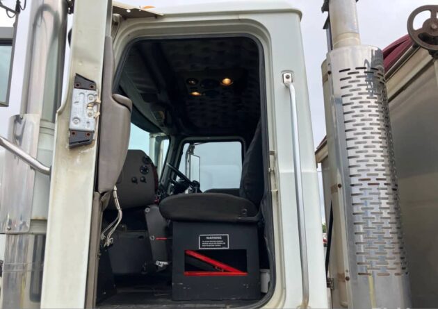 ** Wrecking** 2005 Mack Trident - Image 27
