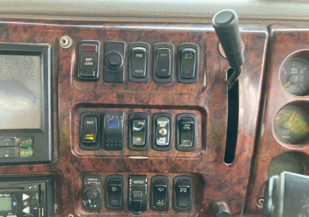 ** Wrecking** 2005 Mack Trident - Image 28
