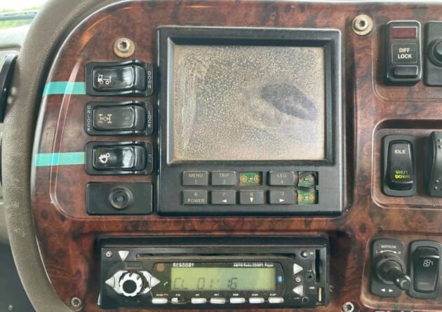** Wrecking** 2005 Mack Trident - Image 30