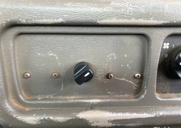 ** Wrecking** 2005 Mack Trident - Image 31