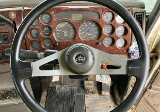 ** Wrecking** 2005 Mack Trident - Image 33