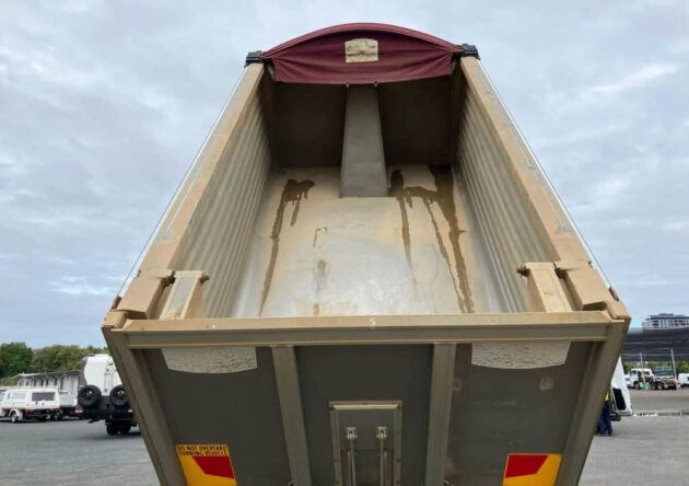 ** Wrecking** 2005 Mack Trident - Image 36