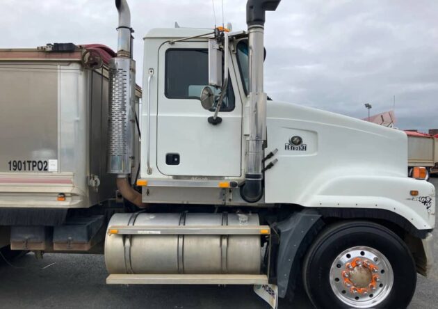 ** Wrecking** 2005 Mack Trident - Image 37