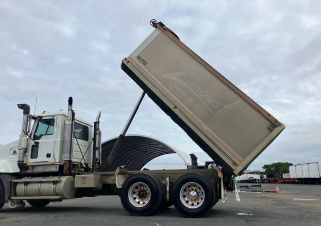 ** Wrecking** 2005 Mack Trident - Image 38