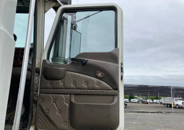 ** Wrecking** 2005 Mack Trident - Image 40