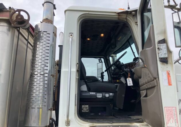 ** Wrecking** 2005 Mack Trident - Image 46