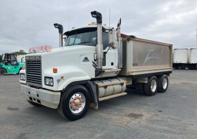 ** Wrecking** 2005 Mack Trident - Image 48