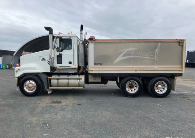 ** Wrecking** 2005 Mack Trident - Image 49