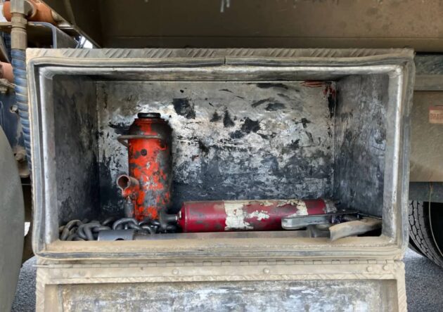 ** Wrecking** 2005 Mack Trident - Image 50