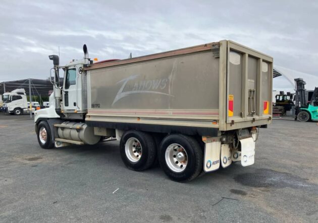 ** Wrecking** 2005 Mack Trident - Image 56
