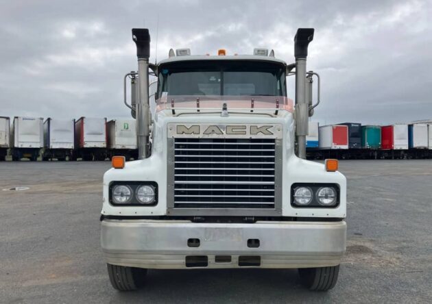 ** Wrecking** 2005 Mack Trident