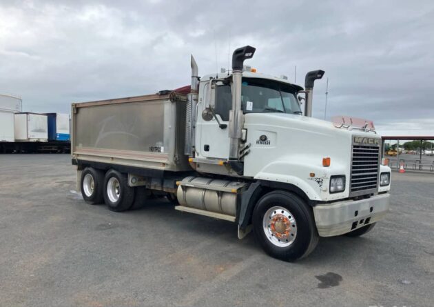 ** Wrecking** 2005 Mack Trident - Image 63