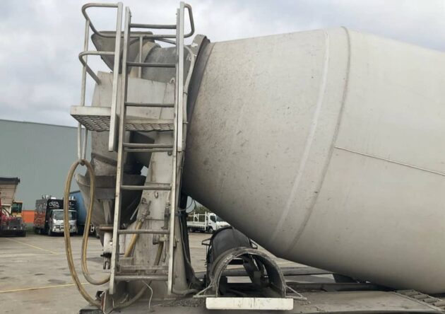 **Wrecking** 2009 Mack Metro Liner CSMR - Image 13